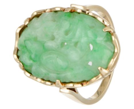 Hallmarks: 585. Set with a floral carved jade of approx. 19.30 x 12.90 mm. In good condition. Ring size: 17 mm / 53.5 mm. Wei