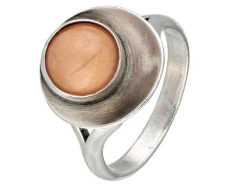 Hallmarks: sterling, Denmark, N.E. From, 925 S. Set with a cabochon cut rose quartz of approx. 1.59 ct. (Ø approx. 9.0 mm). I