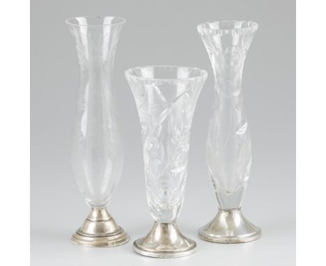 Beautiful lot with cut glass vases, 1 with floral decorations. All standing on silver foot (filled). Netherlands, Amsterdam /