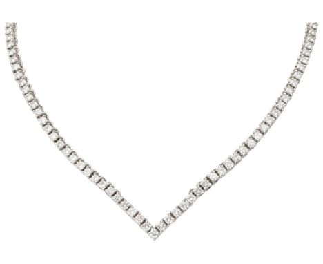 Hallmarks: 750. Set with 125 brilliant cut diamonds of approx. 8.75 ct. in total (VS-SI / G-H-I, some light yellow). In good 