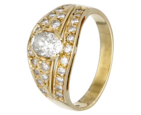 Hallmarks: 750. Set with one oval cut diamond of approx. 0.62 ct. (VVS2-VS1 / G-H) and 26 brilliant cut diamonds of approx. 0