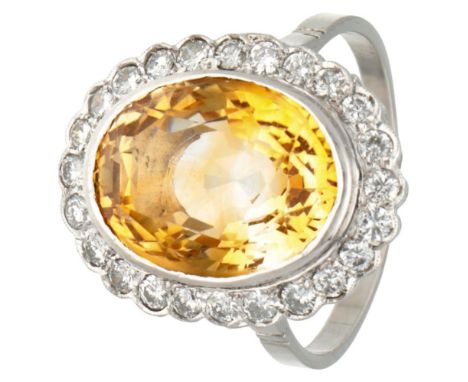 Hallmarks: Pt I. Set with 24 brilliant cut diamonds of approx. 0.71 ct. in total (VS-SI-P / F-G-H) and an oval cut natural ci