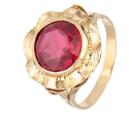 Hallmarks: 750. Set with a faceted cut synthetic ruby ​​of approx. 4.40 ct. (Ø approx. 10.6 mm). In good condition. Ring size