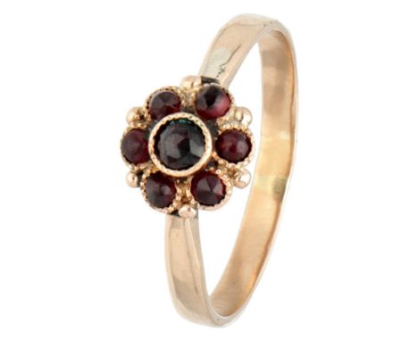 In reasonable condition with light signs of use and some minor material fractures. Ring size: 17.25 mm / 54 mm. Weight: 1.6 g