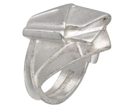 Hallmarks: trident (for Lapponia), 925, Lapponia. In very good condition. Ring size: 18.75 mm / 59 mm, centerpiece width: 2.3
