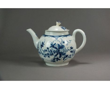 A Worcester porcelain teapot and cover, circa 1775-80 decorated with a Mansfield pattern in underglaze blue, the associated c