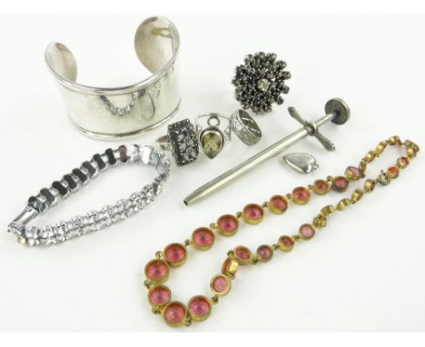 Silver and other costume jewellery.