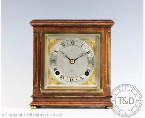 An Elliott oak cased eight day mantel clock, with silvered chapter ring and movement striking on a bell, 19cm H