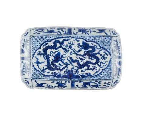 BLUE AND WHITE 'DRAGON' COVER POSSIBLY MING DYNASTY, WANLI PERIOD 或為明萬曆 青花雙龍搶珠開光盒蓋 of rectangular form with indented corners,