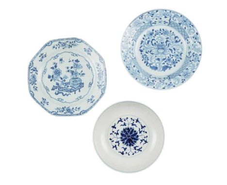 GROUP OF THREE BLUE AND WHITE PLATES QING DYNASTY AND LATER  清及以後 各式青花盤（共三件） comprising: an octagonal plate decorated with fl