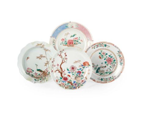 GROUP OF FOUR FAMILLE ROSE PLATES QING DYNASTY, 18TH CENTURY TO EARLY 20TH CENTURY 清 各色粉彩盤 及 江西瓷業公司款 花籃紋盤（一組四件） comprising: a