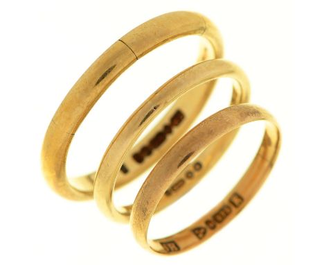 Three 9ct gold wedding rings, 4.8g, size H, I and O All somewhat worn