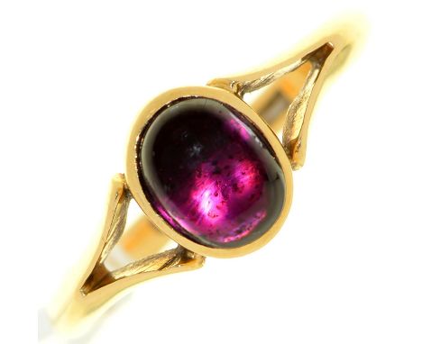 A foiled amethyst cabochon ring, in gold, indistinctly marked, 2.6g, size L 