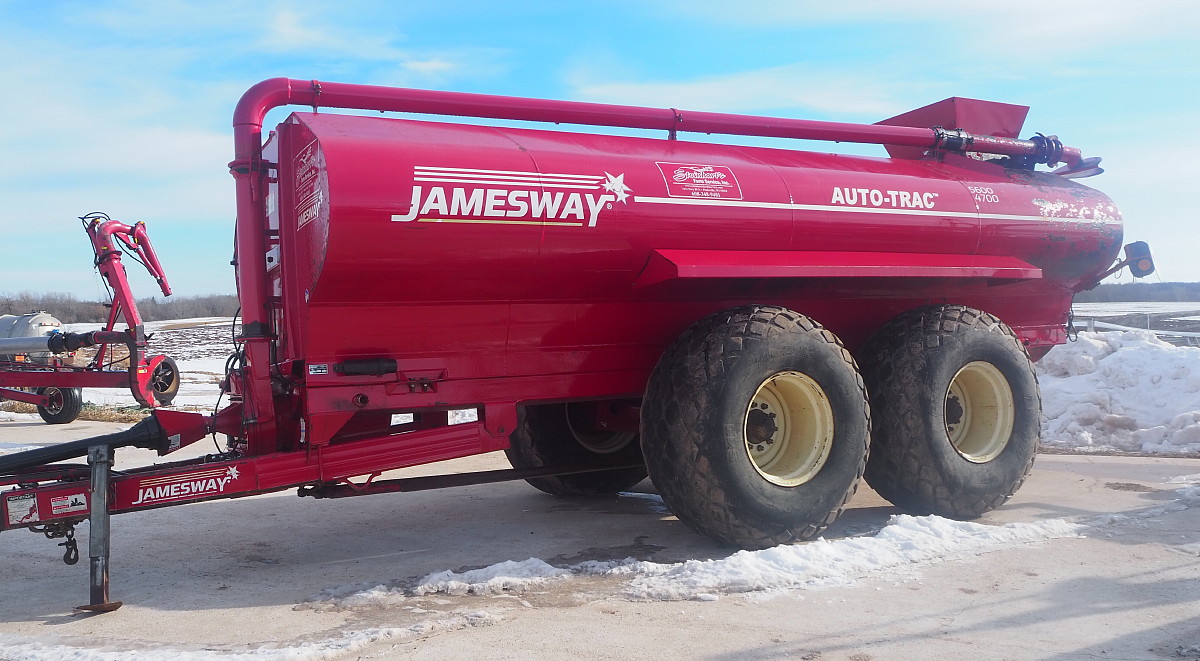 Jamesway 5600 manure tanker w/steerable rear axle, good front pump w/rear discharge, extended fil