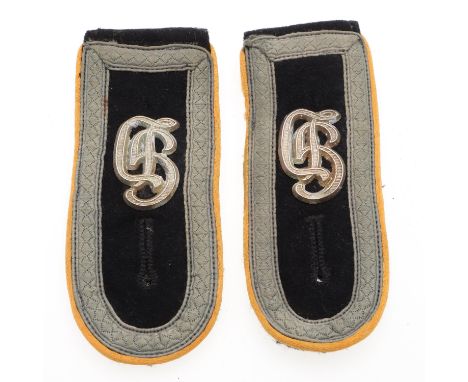 A pair of NCO's Panzer Reconnaissance shoulder straps for the rank of Unterfeldwebel, black with yellow piping and 'GD' monog