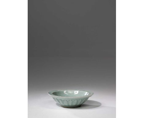 Dimensions: Height 3,8 cm Wide 13,5 cm Depth 13,5 cmWeight: 247 grams Brush pot representing a pond, with the outside decorat