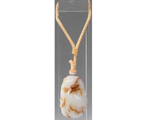Dimensions: Height 6,8 cm Wide 4,4 cm Depth 4,4 cmWeight: 120 grams Elegant pendant of white jade interrupted by vibrant ligh
