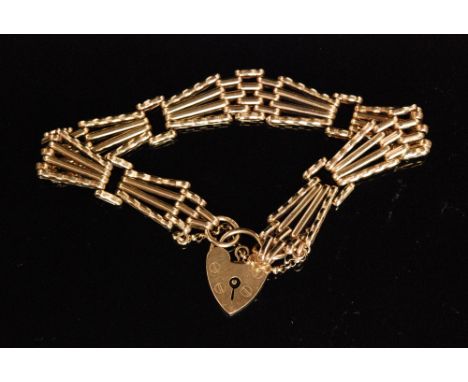 A 9ct hallmarked four bar gate bracelet terminating in padlock fastener, weight 16g. 