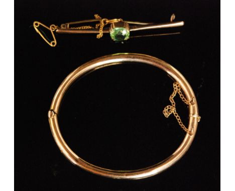 A 9ct bar brooch mounted with cushion cut green quartz, stamped, together with a yellow metal hinged bangle, unmarked (2)