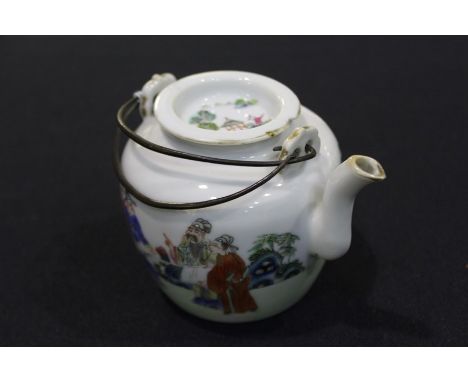 Chinese porcelain teapot and cover, decorated with figures in a landscape, 9cm high