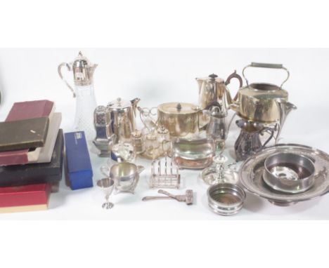 SILVER PLATE, A LARGE GROUP INCLUDING TEA POTS, FLATWARE CONDIMENT STANDS JUGS AND SUNDRY (QTY)