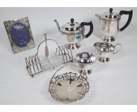 SILVER PLATE INCLUDING A 20TH CENTURY PLATED TEA SET (QTY)