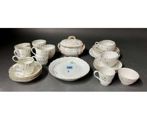 A GROUP OF ENGLISH PORCELAINS (QTY)Late 18th/early 19th centuryIncluding ten Worcester spiral fluted teabowls, five coffee cu
