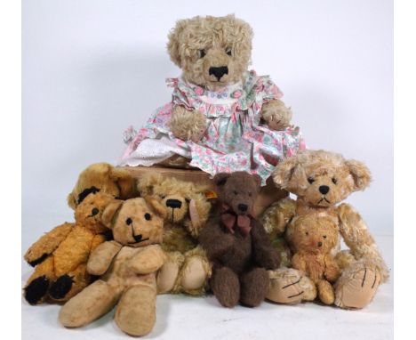 TOYS, A GROUP OF TEDDY BEARS AND DOLLS, STEIFF AND OTHERS (QTY)