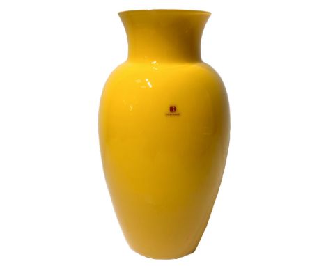 Vase Murano glass cased shaped yellow railing, signed Carlo Moretti. H 39 cm, neck diameter 14.5 cm