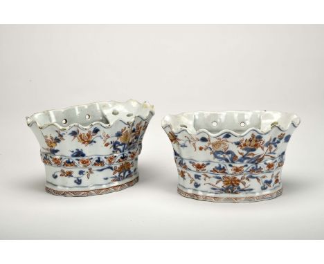 A pair of hanging planters, Chinese export porcelain, blue, rouge-de-fer and gilt «Imari» decoration "Flowers", Qianlong peri