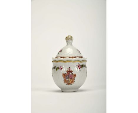 A covered mustard pot with wavy rim, Chinese export porcelain, polychrome and gilt decoration with the coat of arms of D. Dio
