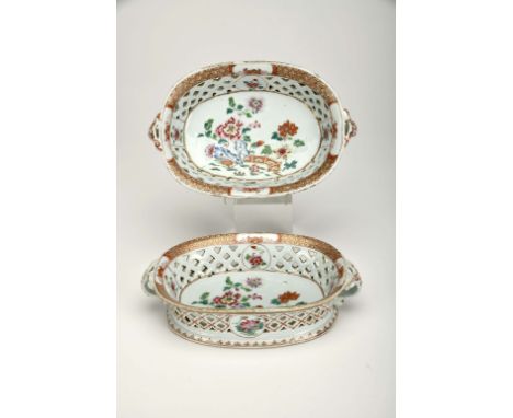A pair of baskets, Chinese export porcelain, pierced, polychrome and gilt decoration "Garden and flowers", Qianlong period (1