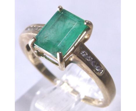 9 CT EMERALD RING. Bahia emerald ring 9 k gold with diamonds, size M