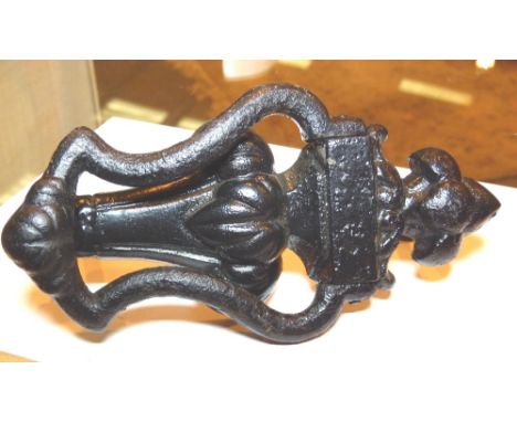 VICTORIAN DOOR KNOCKER. Cast iron door knocker, L: 15 cm 