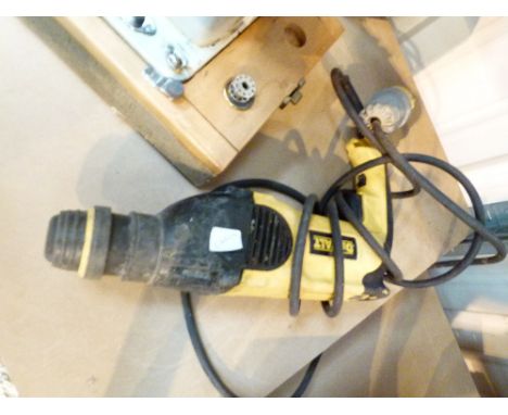 DE WALT HAMMER DRILL. 110 V De Walt Hammer drill 