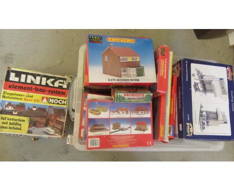 Hornby and Bachmann lineside buildings and kits, all items boxed, G-E, and a Noch Linka building set, boxed F (Est. plus 21% 