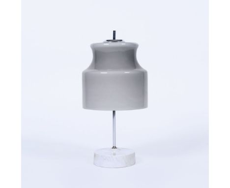 Mid-Century Tischlampe. Um 1970. Weißer Mamor, Metall, verchromt, graues Glas. Elektrifiziert. Min. Chip an der Innenseite de