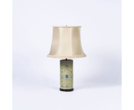 Chinesische Tischlampe. China, späte Qing-Dynastie (1644-1911). Porzellan, farbig bemalt. Zylinderform. Umlaufender Blütenran