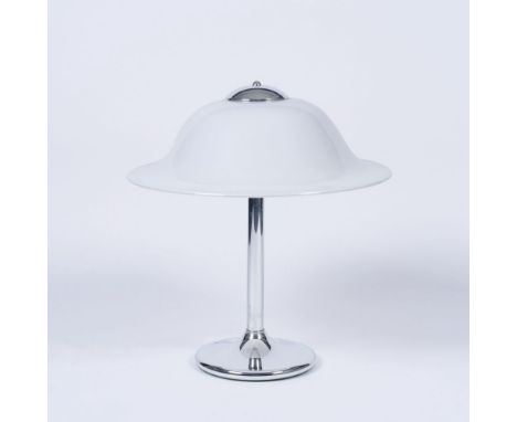 Große Mid-Century Tischlampe. Um 1980. Metall, verchromt, Opalglas. Elektrifiziert. H. 61 cm, Dm. 55 cm. - Provenienz: Sammlu