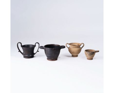 Satz von vier antiken Gefäßen. 8. - 5. Jh. v. Chr. Terrakotta. Zwei attische Skyphoi (H. 6 und 10 cm), 1 böotischer schwarzgr