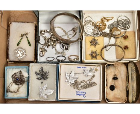 A SELECTION OF SILVER AND WHITE METAL JEWELLERY, to include a silver hinged bangle, decorative foliate design, push pin clasp