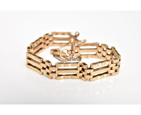 A 9CT GOLD GATE BRACELET, approximate width 5.4mm, fitted with a lobster claw clasp, hallmarked 9ct gold Birmingham, length 1