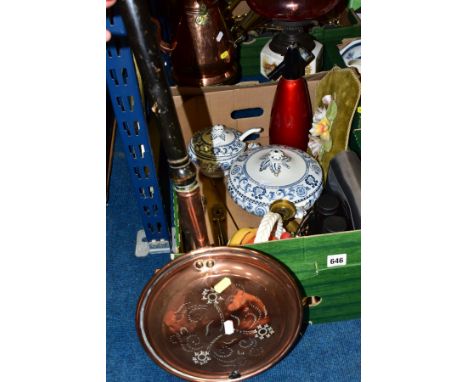 A BOX AND LOOSE SUNDRY ITEMS ETC to include a copper kettle and bed warming pan, brass trivet, ceramic and copper oil lamp wi