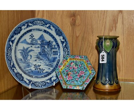 A LATE 18TH CENTURY CHINESE EXPORT PORCELAIN BLUE AND WHITE PLATE, A HEXAGONAL ENAMEL DISH AND A ROYAL DOULTON VASE, the plat