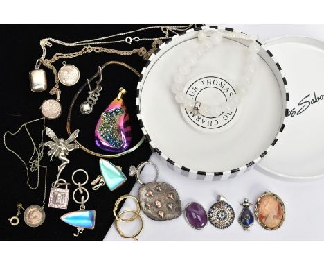 A BAG OF ASSORTED ITEMS, to include a boxed 'Thomas Sabo' beaded bracelet, a pair of yellow metal hoop earrings stamped '925'