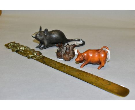 TWO WOODEN NETSUKE IN THE FORM OF AN OX AND THREE RATS AND TWO OTHER ITEMS, comprising ox netsuke with glass eyes, height 4cm
