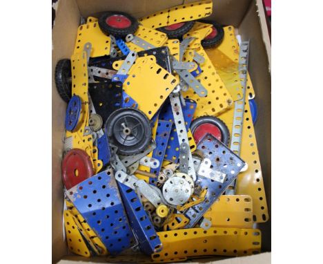 A BOX OF VINTAGE MECCANO VARIOUS 