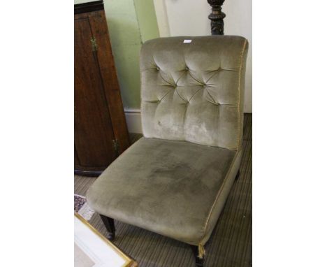 AN EARLY 20TH CENTURY JADE GREEN VELVET UPHOLSTERED NURSING STYLE CHAIR with button back 