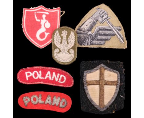 A group of Free Polish Army cloth insignia, shoulder titles and beret badge, including 2nd Warsaw Armoured Division and 2nd P