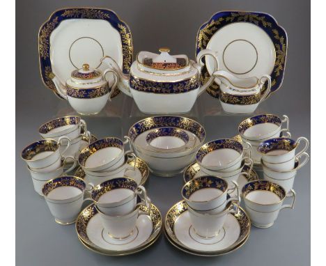 An early nineteenth century Spode porcelain tea service as pattern number 2721, c. 1820. It is marked to the underside and de